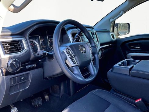 Used 2019 Nissan Titan SV image 16