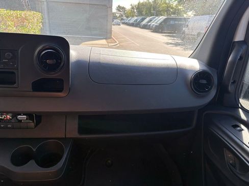 Used 2022 Mercedes-Benz Sprinter 2500 image 7