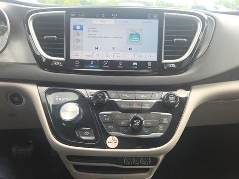 Used 2023 Chrysler Pacifica Touring-L FWD image 33