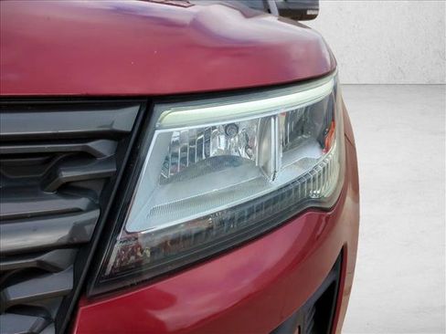 Used 2018 Ford Explorer XLT w/ Equipment Group 202A image 9