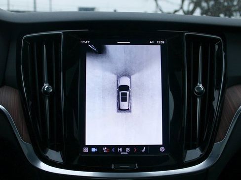 Used 2025 Volvo V60 B5 Cross Country Plus image 23