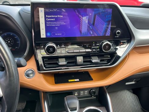 Used 2023 Toyota Highlander Platinum image 17