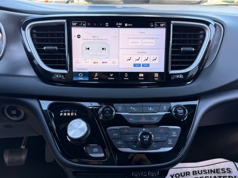 Used 2025 Chrysler Pacifica Select FWD image 12