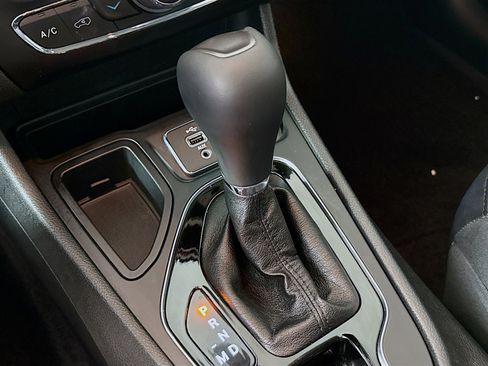 Used 2019 Jeep Cherokee Limited image 19