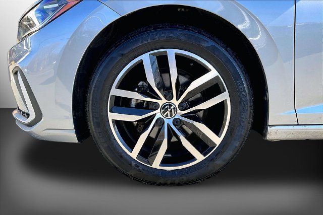 Used 2025 Volkswagen Jetta SE FWD image 32