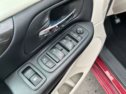 Used 2019 Dodge Grand Caravan SE w/ UConnect Hands-Free Group FWD image 12