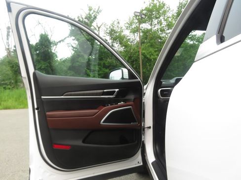 Used 2023 Kia Telluride EX w/ EX Captain's Chair Package AWD/4WD image 9