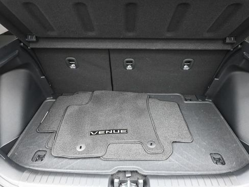 Certified 2025 Hyundai Venue SE image 13