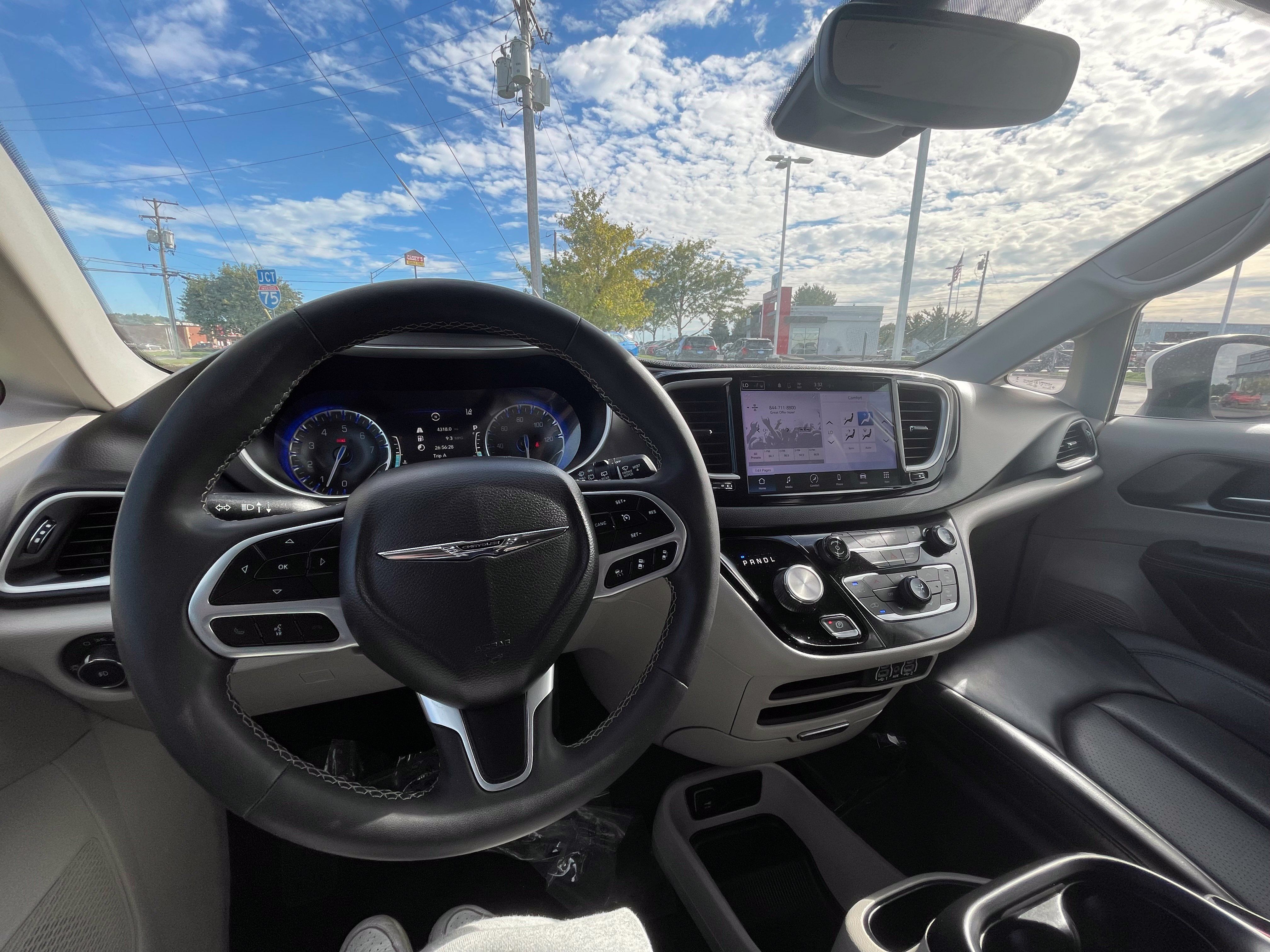Used 2023 Chrysler Pacifica Touring-L FWD image 9