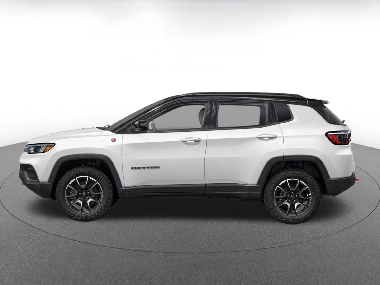 Used 2025 Jeep Compass Trailhawk AWD/4WD image 4