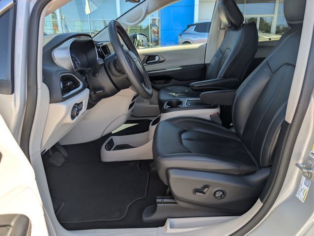 Used 2024 Chrysler Pacifica Touring-L FWD image 10