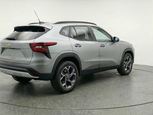 Used 2025 Chevrolet Trax LT FWD image 9