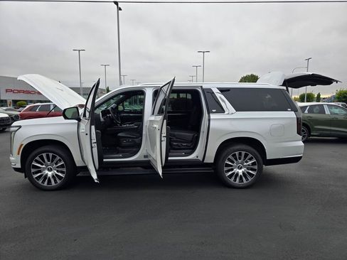 Used 2025 Cadillac Escalade ESV Premium Luxury Platinum AWD/4WD image 12