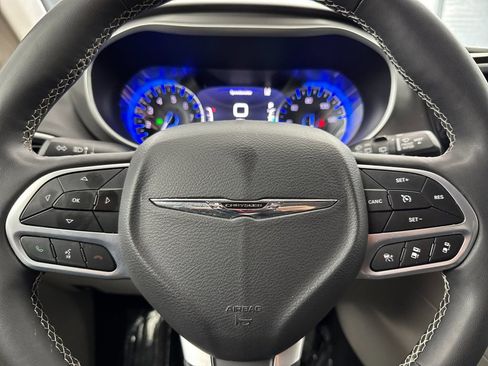 Used 2024 Chrysler Pacifica Touring-L image 23