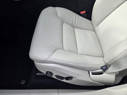 Used 2025 Volvo XC60 T8 Plus w/ Protection Package Premier image 33