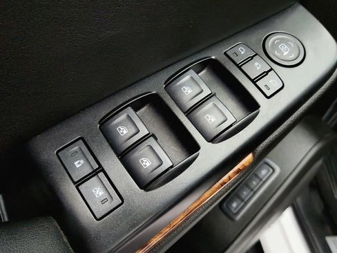 Used 2019 Chevrolet Suburban Premier AWD/4WD image 25