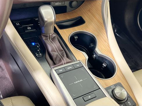 Used 2020 Lexus RX 350L Premium w/ Premium Package image 17