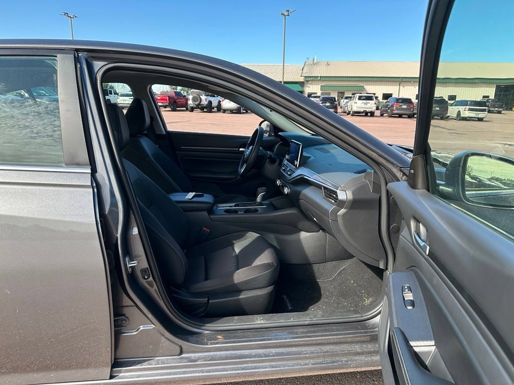 Used 2025 Nissan Altima 2.5 SV AWD/4WD image 27