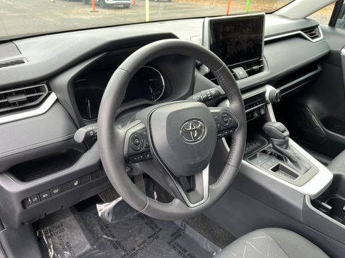 Used 2025 Toyota RAV4 XLE image 28