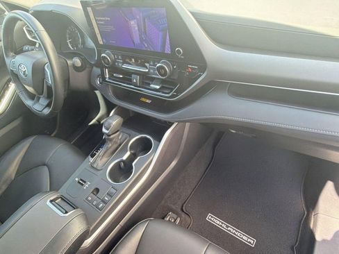 Used 2023 Toyota Highlander XLE image 33