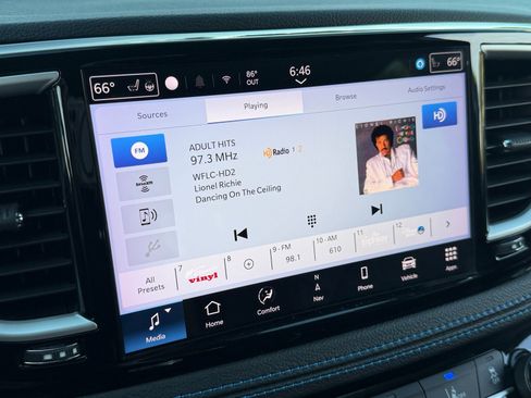 Used 2021 Chrysler Pacifica Touring-L FWD image 25