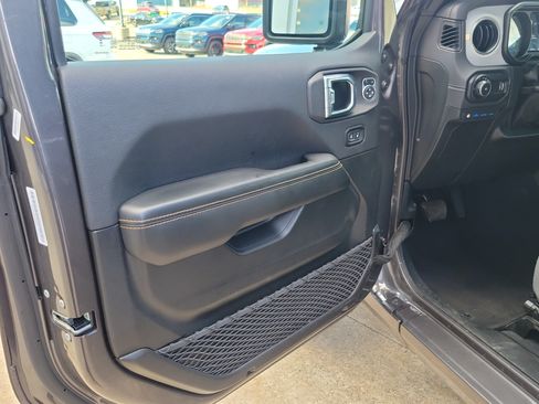 Used 2025 Jeep Wrangler Unlimited Sahara w/ Safety Group AWD/4WD image 6