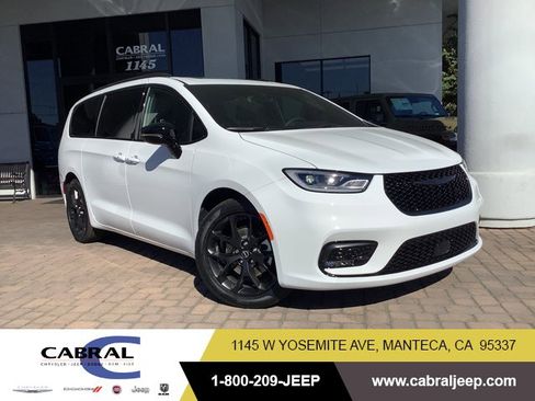 New 2026 Chrysler Pacifica Limited image 1