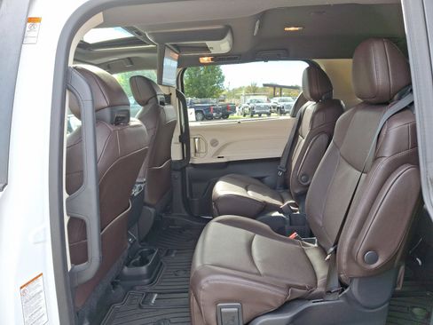 Certified 2023 Toyota Sienna Platinum image 11