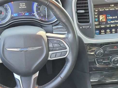 Used 2022 Chrysler 300 Touring L image 13