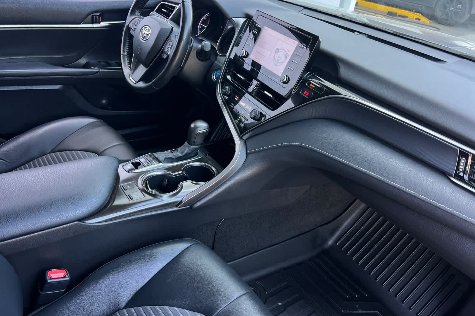 Used 2022 Toyota Camry SE w/ Cold Weather Package FWD image 21