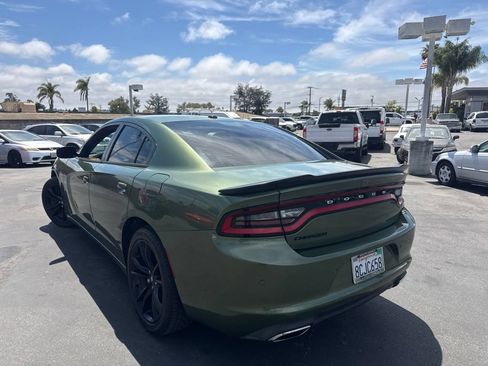 Used 2018 Dodge Charger SXT w/ Blacktop Package RWD image 4