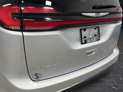 Used 2023 Chrysler Pacifica Touring-L FWD image 38