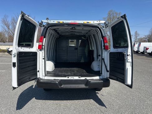 Used 2017 Chevrolet Express 2500 RWD image 23