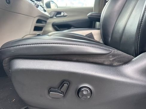 Used 2023 Chrysler Pacifica Touring-L FWD image 15