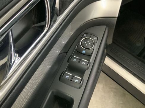 Used 2017 Ford Explorer XLT w/ Equipment Group 202A AWD/4WD image 18