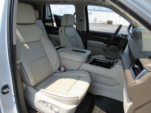 Used 2021 GMC Yukon Denali w/ Denali Ultimate Package AWD/4WD image 25