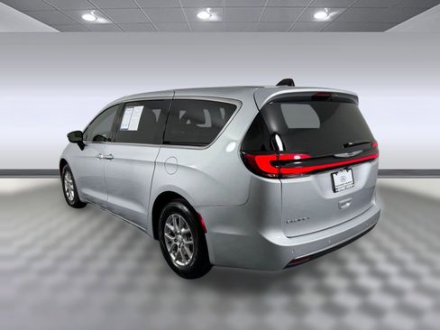 Used 2026 Chrysler Pacifica Select FWD image 3