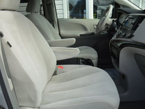 Used 2011 Toyota Sienna LE image 23