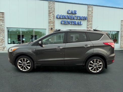 Used 2016 Ford Escape SE w/ SE Chrome Package AWD/4WD image 2