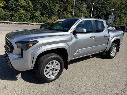 Certified 2025 Toyota Tacoma SR5 AWD/4WD image 10