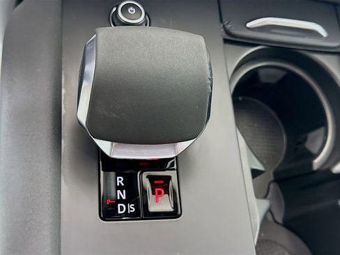 Used 2024 Land Rover Discovery Dynamic SE AWD/4WD image 18