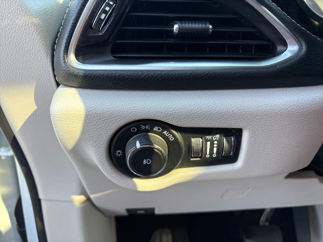 Used 2023 Chrysler Pacifica Limited FWD image 21