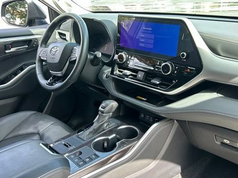 Certified 2025 Toyota Highlander Platinum AWD/4WD image 40