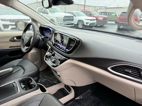 Used 2024 Chrysler Pacifica Touring-L image 29