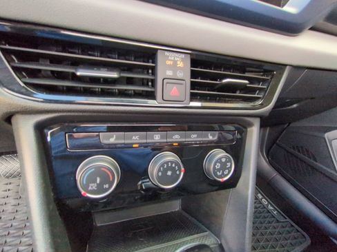 Used 2023 Volkswagen Taos SE FWD image 18