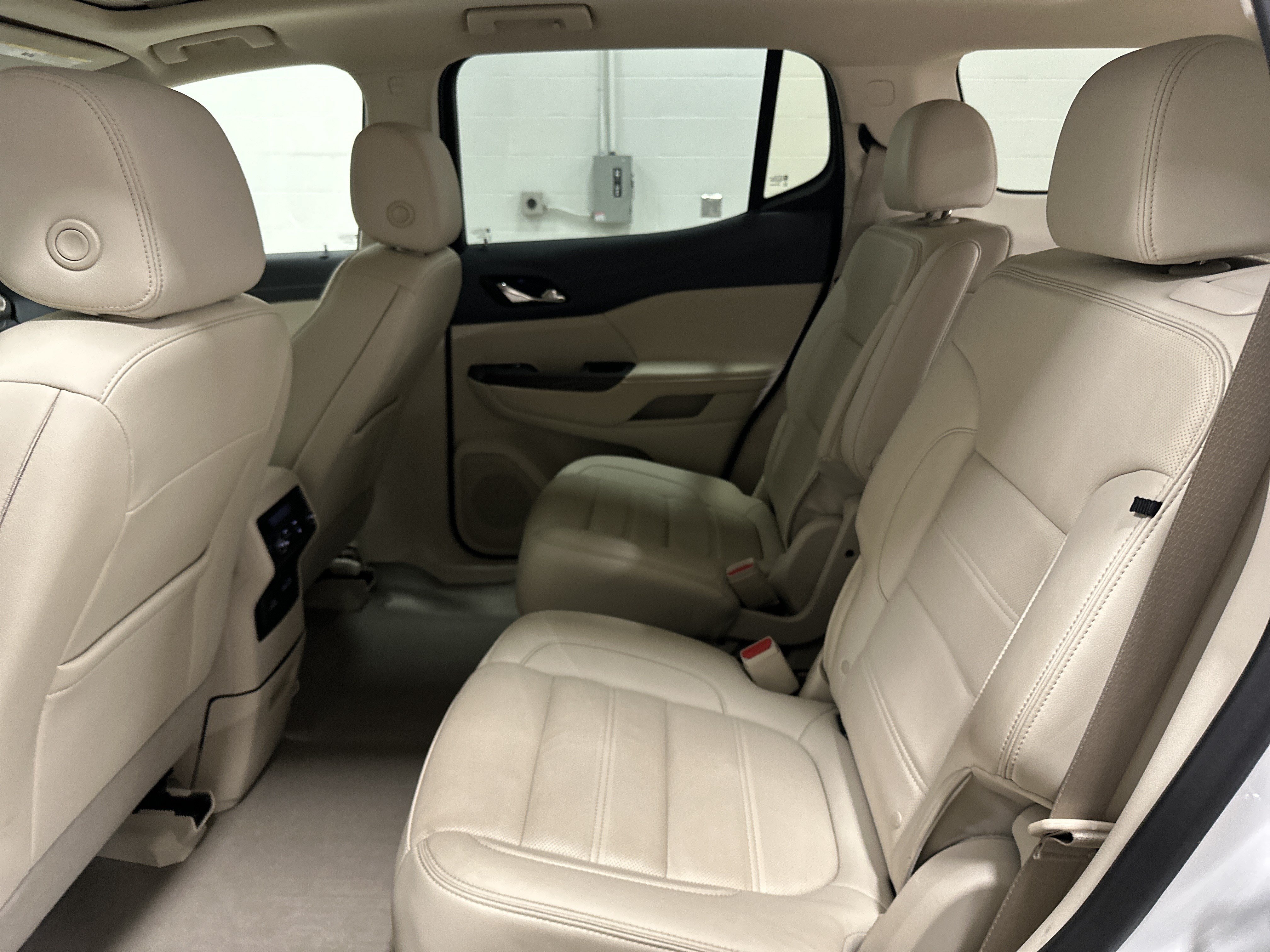 Used 2022 GMC Acadia Denali w/ Denali Ultimate Package AWD/4WD image 18