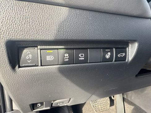 Used 2024 Toyota Venza Limited image 27