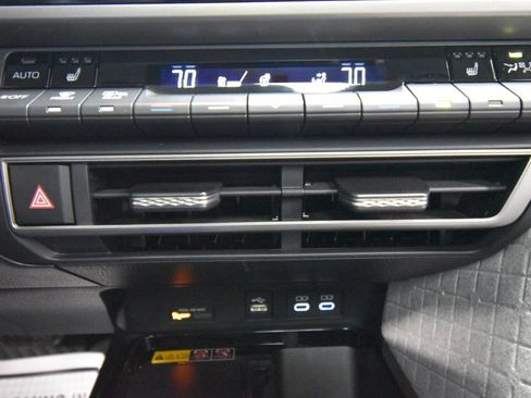 Used 2025 Toyota Camry XLE AWD/4WD image 16