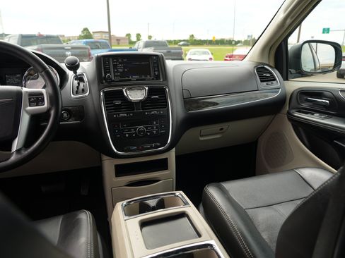 Used 2016 Chrysler Town & Country Touring w/ Driver Convenience Group FWD image 23