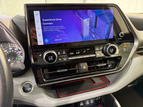 Used 2025 Toyota Highlander XLE image 19